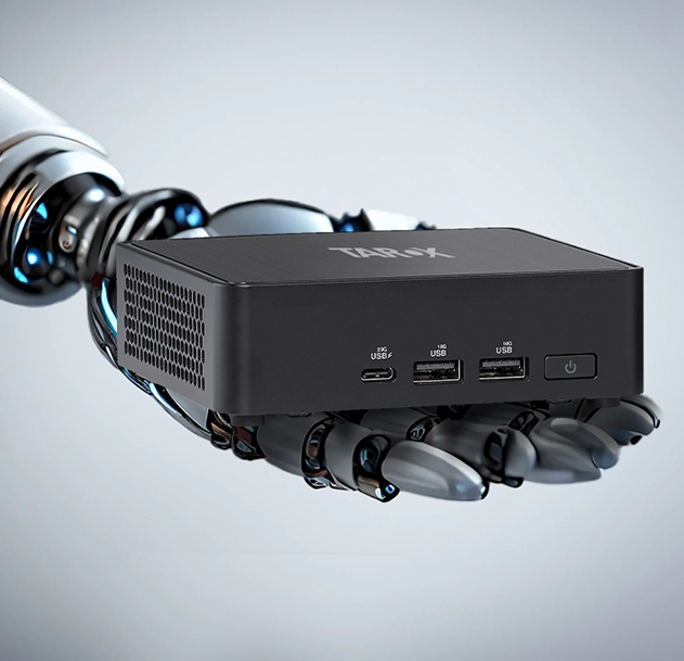 Abbildung einer Roboterhand, die den TAROX-MINI-PC G14 hält und das innovative Design präsentiert.