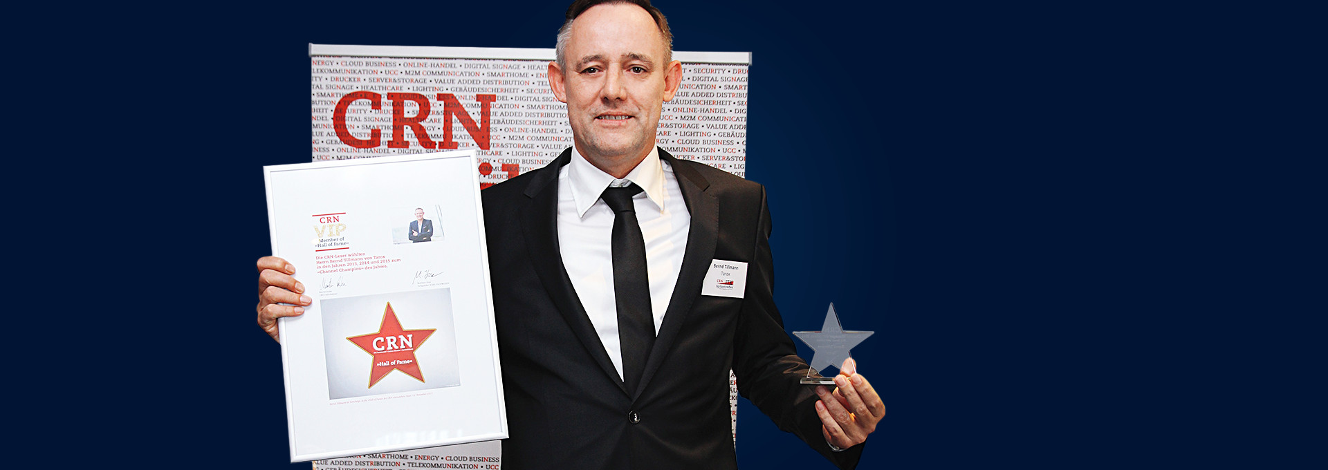 Bernd Tillmann nimmt die CRN-Auszeichnung entgegen.